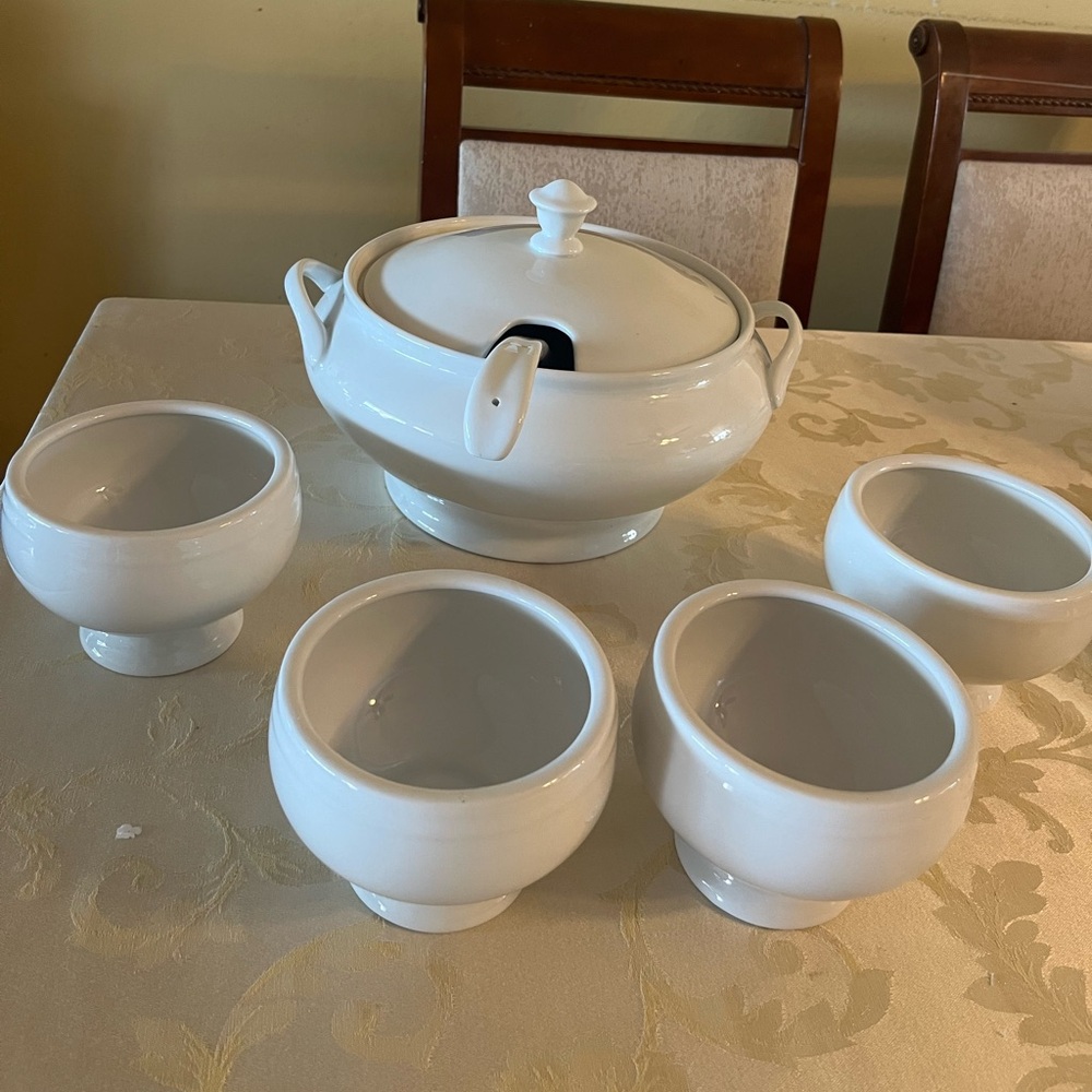 The Limited White Ceramic Tureen Set